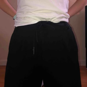  - Byxor i kostym liknande modell från Only, storlek: waist-M, length-32. Byxorna är i bra skick om man bortser från ena snöret i midjan som är lite trasigt och slitet.   Köparen står för frakt eller så möts vi upp i Gävle. 