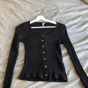  - Aldrig använd, är en väldigt tight modell är storlek M i men sitter som en stor S men liten M. Frakt tillkommer