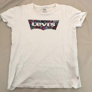 Sällan andvänd levi’s t-shirt säljs pgrund av brist på andvändning. Betalning sker genom swich.
