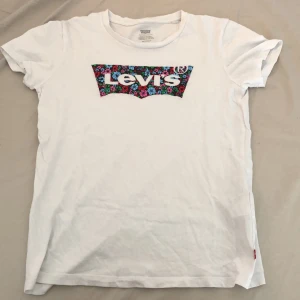 Blommig levi’s t-shirt Stolek xs - Sällan andvänd levi’s t-shirt säljs pgrund av brist på andvändning. Betalning sker genom swich.