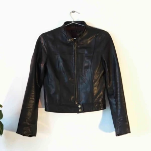  - Mjuk läderjacka. Lite sliten i fodret i nacken men är i bra skick i övrigt.