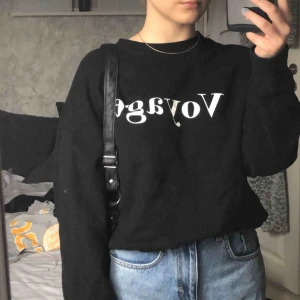 - En sweatshirt med text från Gina Tricot! Säljer denna då den aldrig kommer till användning. Frakten är inräknad i priset och betalning sker via swish 🥰