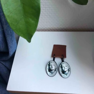  - Coola vintage örhängen med Marilyn Monroe på! Superfina men kommer ej till användning. Helt oanvända✨