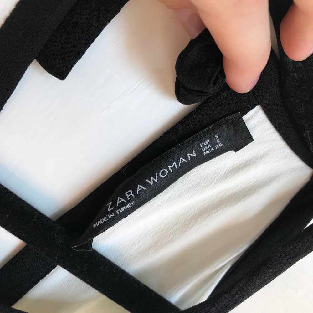 En oanvänd zara topp som är väldigt fin. Strl S, Du som köpare står för frakten.. Yläosat.