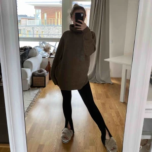  - Oversized stickad polotröja från H&M. Denna är ganska ny men har inte kommit till användning. Fint skick, är som ny🥰