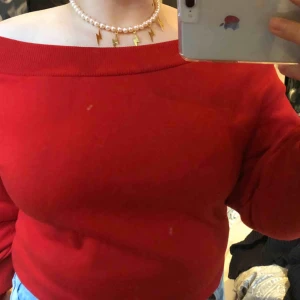  - En snygg röd off shoulder tröja. Den går hem till nästan allt och passar storlekarna XS-L. Sparsamt använd.  
