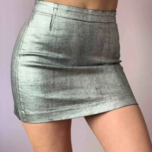  - Piffa upp vardagen med en Silverfärgad kjol som är lätt att matcha☺️🤩✨ 