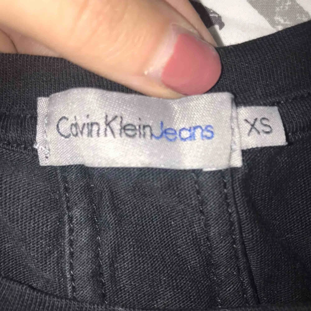 Fin klassisk t-shirt från Calvin Klein🐻 använd få tal gånger🐻 köparen står för frakt . T-shirts.