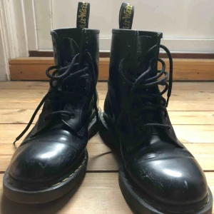 Dr martens  - Klassiska svarta Dr Martens i modellen 1460 ! Asnajs skor, tyvärr lite slitna på vissa ställen (skickar fler bilder) men det gör inte särskilt mycket tycker jag eftersom att de ska vara tuffa 🖤 Säljer pga fel storlek:( Frakt tillkommer. 