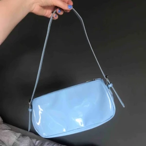  - Säljer min snygga väska från Nelly! Används inte så mkt som jag hade tänkt mig, använd 2ggr så helt nyskick. Finns ej att köpa på deras hemsida längre. Ex. Frakt. Budgivningen slutade på 350kr och nu SÅLD