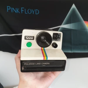  - BUD: 170kr.                polaroid land camera, modellen är från slutet av 70-talet. jag testade att sätta in en tom filmkasett och motorn verkar fungera, dock har jag ingen film jag kan testa med :) kameran använder sig av sx-70 film, alternativt 600 film men kan hända att bilderna blir för mörka då. film finns att köpa i de flesta fotobutiker :)
