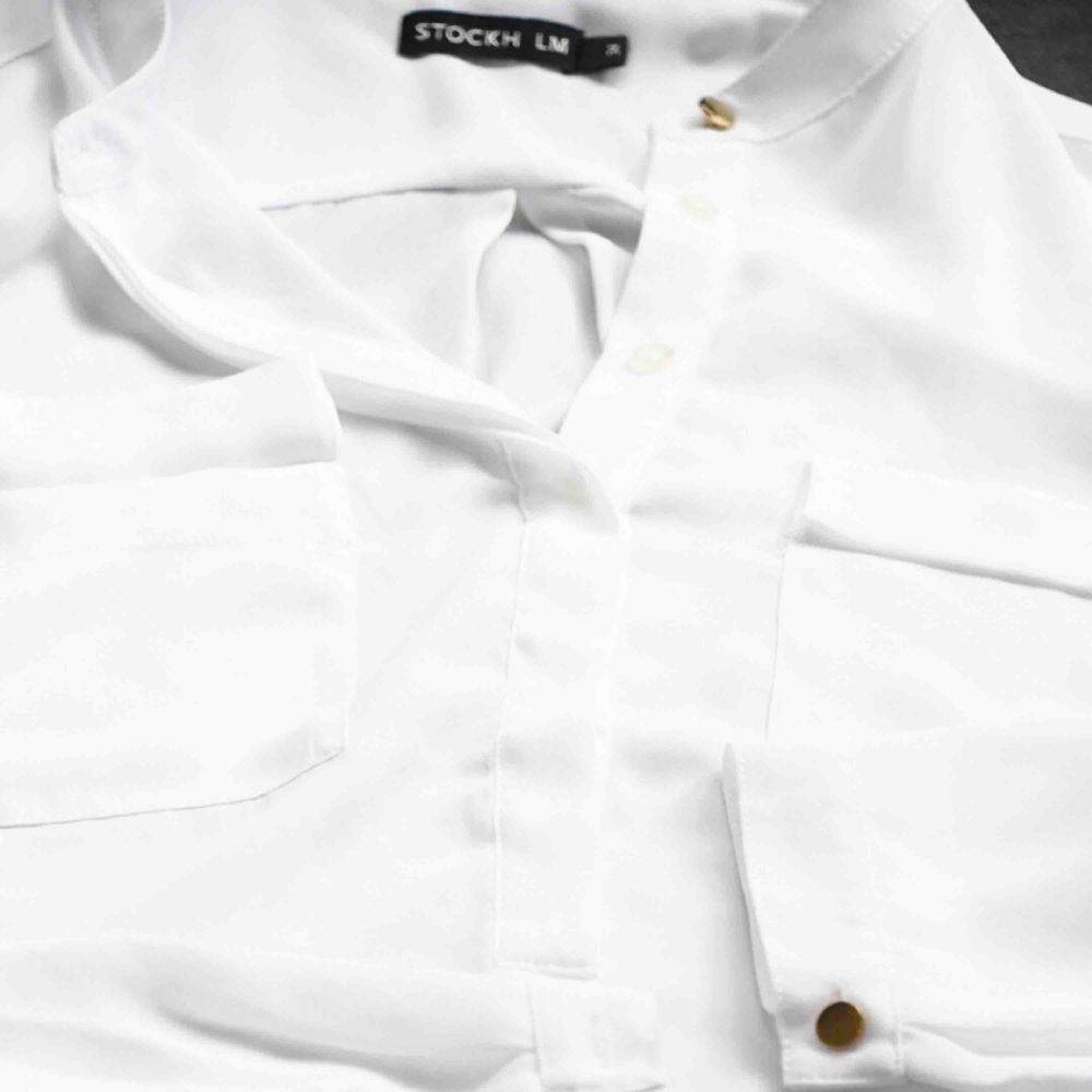 En så så fin vit blus- i dunder kvalitet, den är använd en gång. Är köpt på MQ, kollektionen heter stockholm LM.   I perfekt skick, letar man efter en elegant vit blus att stoppa innanför kostymbyxan- då har man hittat rätt! 🧡🤍🧡  🤍Tar emot bud 🤍. Blusar.