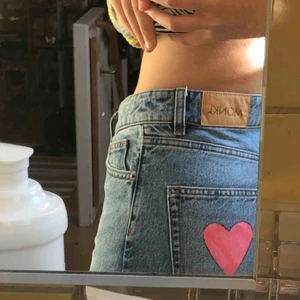  - Customjeans med rosa hjärta 💖 på bakfickan! (Målat i textilfärg så tvättbara!) Nästan helt oanvända. 