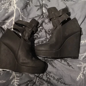 Klackskor, nya!  - Super fina skor, oanvända! 