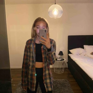  - 3 st skjortor 50kr/st eller alla 3 för 119kr🦋 Storlekar:  Nr1: M.    Nr2: 37/38.    Nr3: 36.   Frakt tillkommer