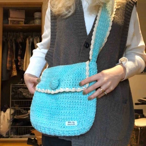  - Världens finaste virkade väska är till salu pga har många väskor! Den är rymlig, perfekt storlek och väldigt unik🌟