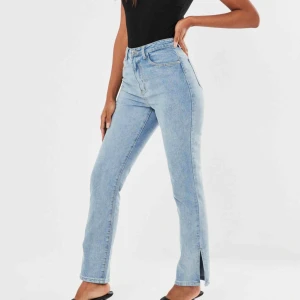 Snygga jeans  - Superfina blåa jeans med slits ner till, aldrig använt för att jag köpte fel storlek.