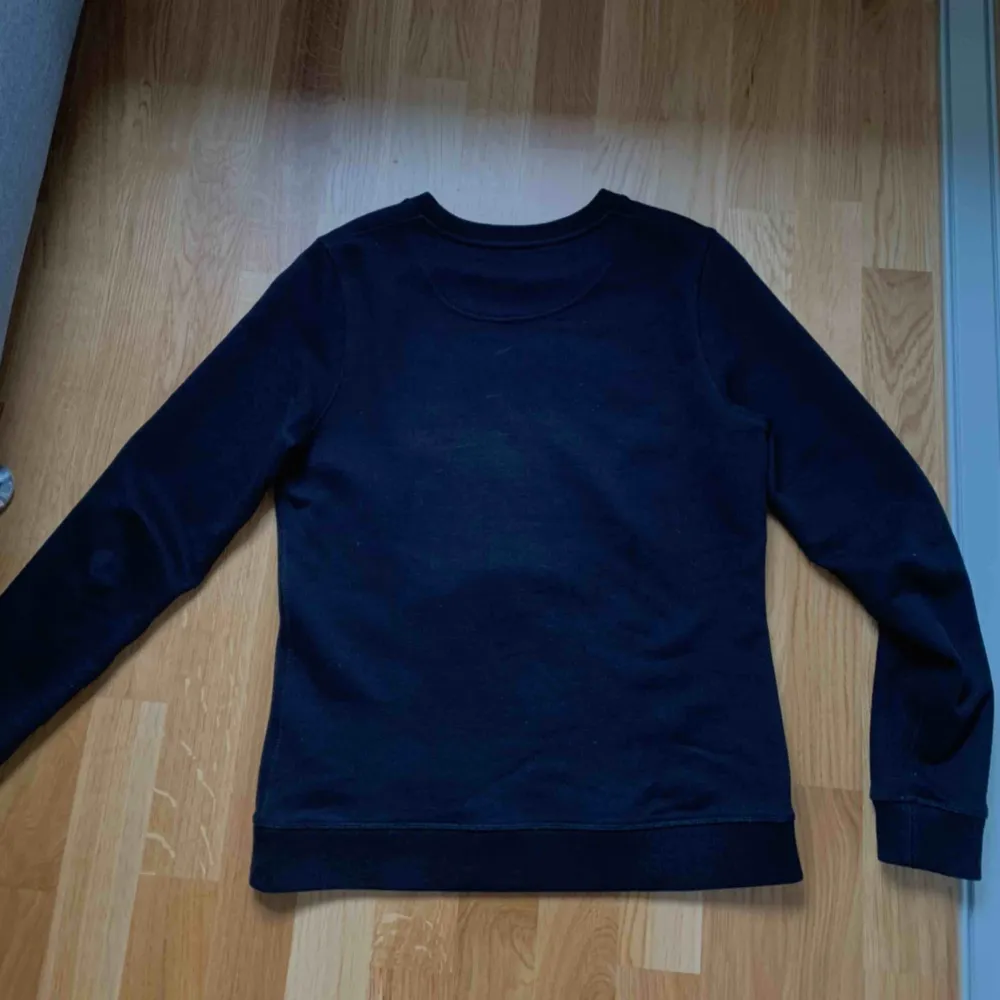 Kenzo sweatshirt limeted edition. Köpt på NK i Göteborg. Sparsamt använd. Fint skick. Köparen betalar frakt 59 kr. . Hoodies.