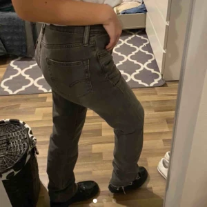 Raka grå jeans - Asballa grå raka jeans från levis! Köpta här på plick men säljer nu vidare på grund av pengarbehov 💓💓 skriv för fler bilder! SÄNKT PRIS