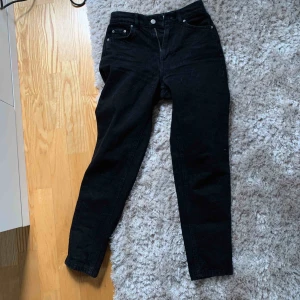  - Mom jeans från pull&bear. Säljer då ja ej får på mig dom. 