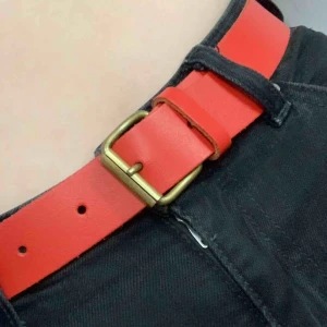  - Rött skärp i perfekt skick. 85 cm långt. Fri frakt!