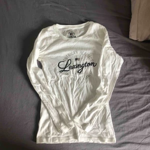  - Jättefin tröja ifrån Lexington. Knapt använd och i mycket fint skick och passform. 