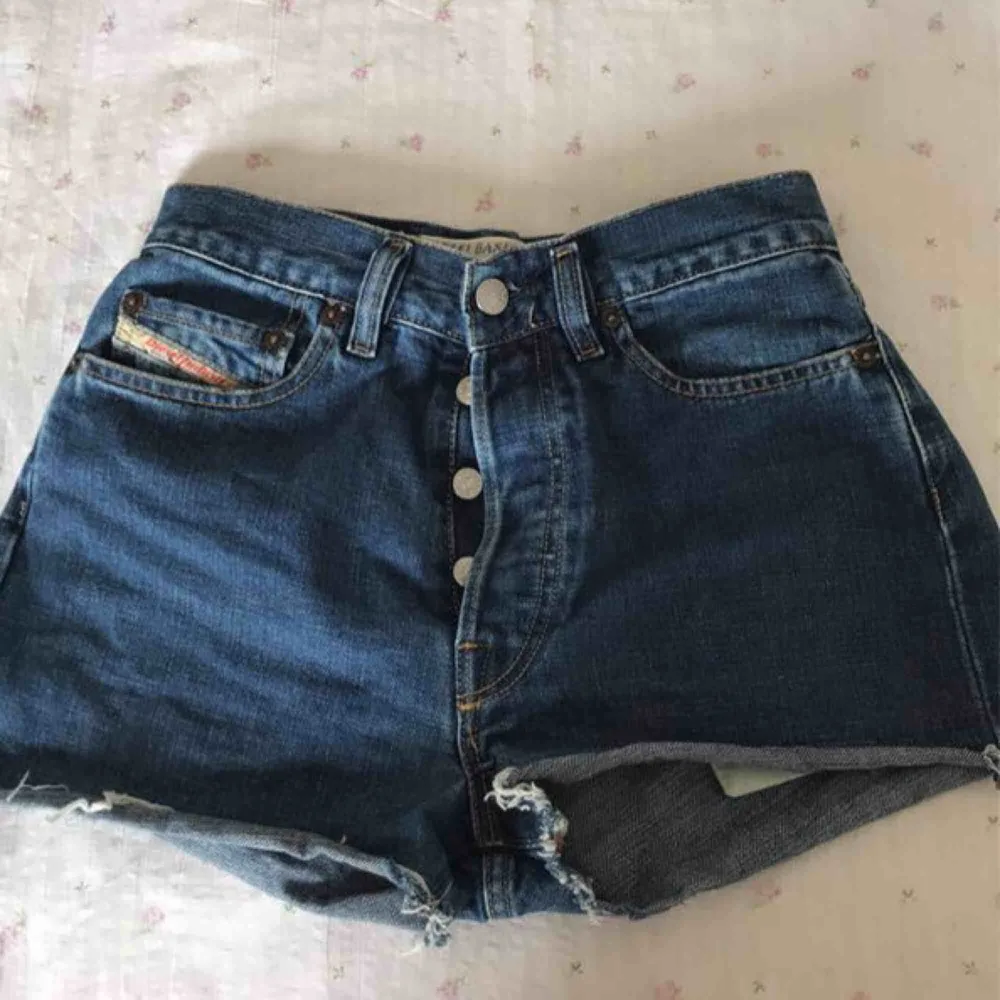 As coola high waisted jeans skorts från diesel! Säljer pg av att de är för små. Frakt tillkommer men går även att möta upp!❤️. Jeans & Byxor.