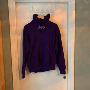  - Lila hoodie från Norr i storlek L. Frakt ingår 