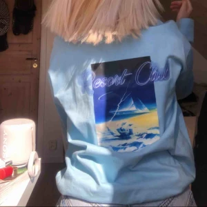  - Långärmad T-shirt från sweet sktbs med tryck på ryggen, endast använd 1 gång!! Frakten ingår 🥰 den sitter oversized på mig som brukar ha xs-s 💖