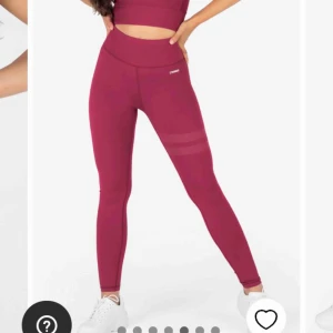  - Träningstights från Stronger🔥 Använda 1 gång på gym utöver det endast provade. Säljer då dom är för tighta för min smak. Det är i nyskick. 350kr +frakt. Skriv till mig för egna bilder samt frågor! 