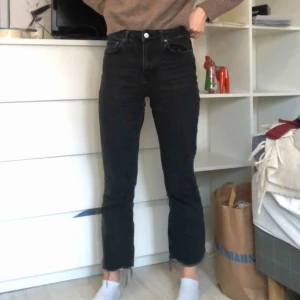  - Svart byxor från Gina Tricot med slitningar nertill stolek 38. Köparen betalar för frakt 😊💕
