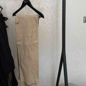  - Säljer helt nya Cargo byxor från Nelly. Aldrig använda, beige färg.