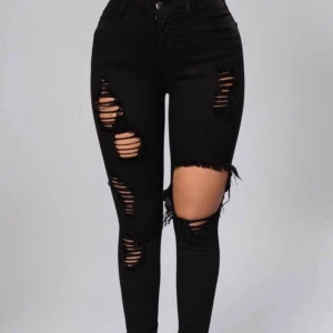  - Högmidjade svarta ripped jeans från Fashion Nova Storlek s/m Frakten kostar 60kr Säljs pågrund av fel storlek 