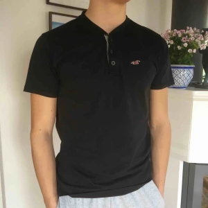  - Svart skön Hollister t-shirt i fint skick. I storlek Medium