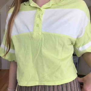  - Hej! Här är en tröja som är i bra skick, använd ca 2 gånger men jag använder den aldrig. Orginalpriset är 150 kronor, ni får gärna buda;)