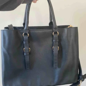 Svart väska - Köpte väskan för 3år sedan, men den kommer inte till användning längre. Priset går att diskuteras! 