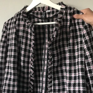 Rutig tweed jacka i rosa/svart - Skitcool och snygg rosa och svart rutig jacka i tweedmaterial från h&m. Storlek M men passar mig som är XS/S superbra! Skitsnygg till sommaren med hoodie under också! Frakt tillkommer💗⚡️