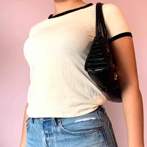  - 90s t-shirt😇 Vit med svarta kanter vid halsen och ärmarna🥰