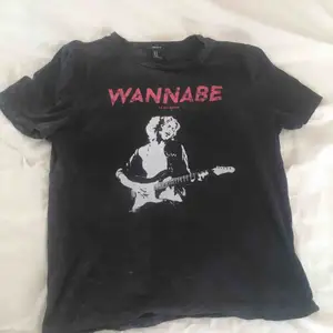 Grå band t-shirt från Forever 21. Köpt för många år sen, sparsamt använd. Sjukt ballt tryck på framsidan och jättefin grå/svart färg. Sjukt snygg, men tyvärr lite för liten för mig. Köparen står för frakt!