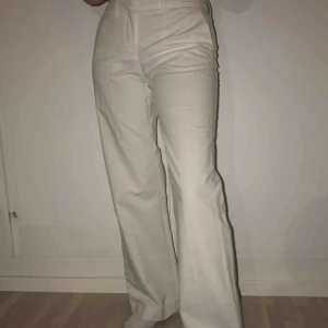 Vita vida kostymbyxor - Säljer dessa superfina byxor som tyvärr inte passar mig längre 😢😢 Byxorna ska vara storlek 36 men kan även passa 34. De har en så snygg passform och förtjänar bättre än att ligga i min garderob <3 Priset kan diskuteras! Frakten betalas av dig ✨ 