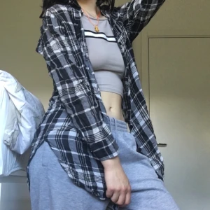 Rutig Blus/skjorta - En sliten men snygg oversized skjorta, den är luftig och tunn och passar perfekt nu till sommaren, önskar att jag använt den mer ❤️ två hål som ni kan se vid andra och sista bilden. Köpare står för frakt 