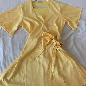 Säljer denna fina gula klänningen då den är enligt mig lite för kort och jag är 173 cm lång. Klänningen är i storlek 36 och den är iprincip ny och har enbart kommit till användning 1 gång. Den är köpt på bubbleroom för 300 men säljer den nu billigt! 🌻