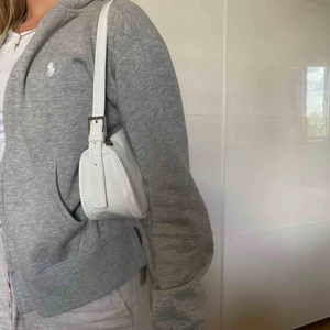  - Super fin Ralph lauren kofta. Med slits på sidan. Kommer inte till användning längre. Nypris 1000kr och frakt tillkommer 63kr💕👌🏼