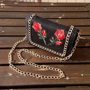 Axelväska - Fin svart axelväska med röda rosor på. Knappt använd så i bra skick. Säljer för 70 kr. Köpare står för frakt ❤️ 