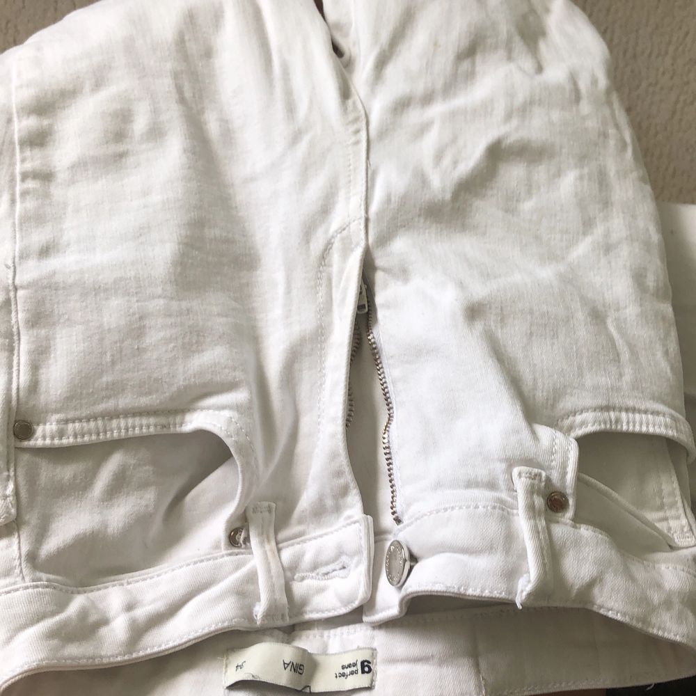 Jätte fina vita jeans ifrån Gina tricot i storlek xs i ett väldigt bra skick.. Jeans & Byxor.