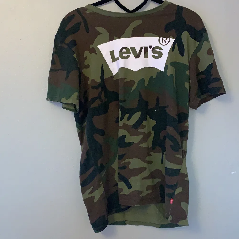 kamouflage tshirt från levi’s, säljer pga ingen användning av den längre. Väldigt bra kvalite och fint skick. kontakta mig för fler bilder 😌🥰. T-shirts.