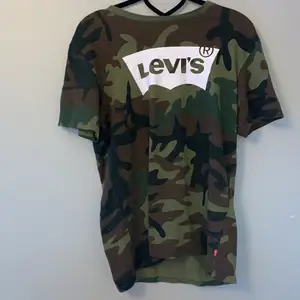 kamouflage tshirt från levi’s, säljer pga ingen användning av den längre. Väldigt bra kvalite och fint skick. kontakta mig för fler bilder 😌🥰