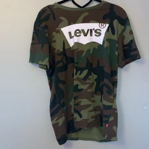 Levi’s tshirt strl S/M - kamouflage tshirt från levi’s, säljer pga ingen användning av den längre. Väldigt bra kvalite och fint skick. kontakta mig för fler bilder 😌🥰