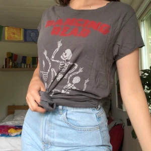 Dancing dead t-shirt - Grå T-shirt med tryck. Knappt använd 60kr