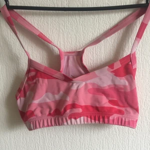 Capezio top 💕 - Sporttop från Capezio 🌸 82% nylon 18% spandex. Finns en liten blyertsfläck på insidan som såklart inte syns när du har den på dig 😊 finns i Malmö eller skickas mot frakt!